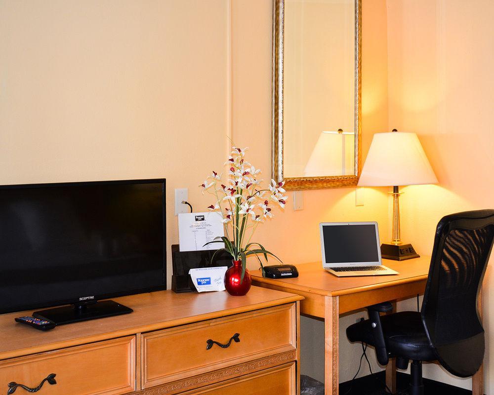 Red Roof Inn York Downtown Екстериор снимка